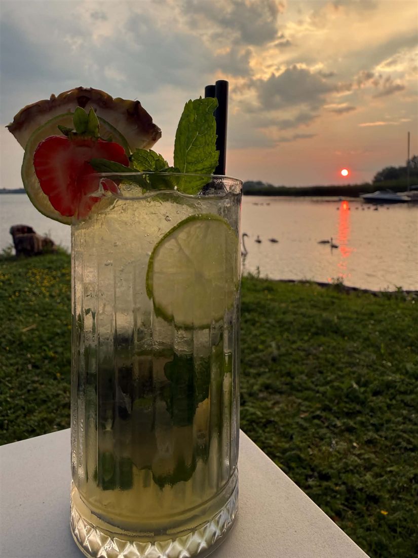 Mojito o zachodzie słońca nad jeziorem