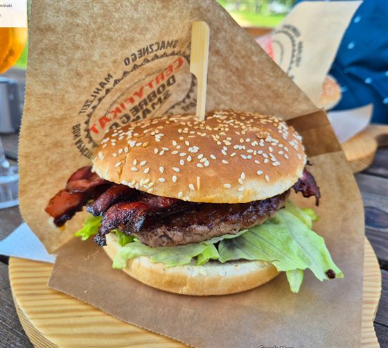 Burger wołowy z boczkiem