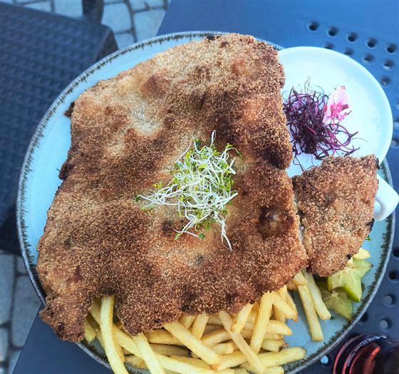 Kotlet schabowy XXL z frytkami