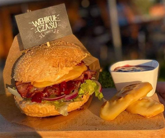 Burger z boczkiem i talarkami