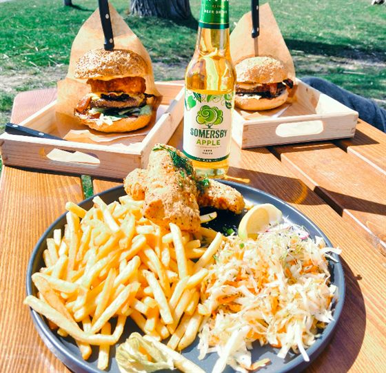 Mini burgery z frytkami i surówką